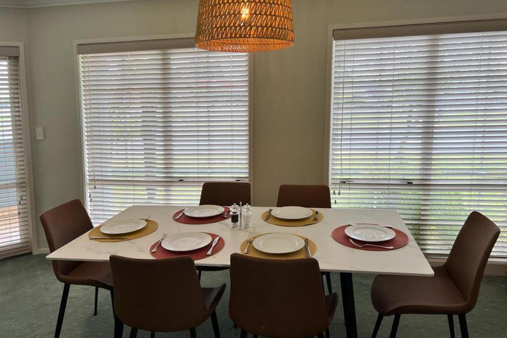 Silver Fern Rotorua Suites & Spa Eksteriør bilde A dining room table set for a meal