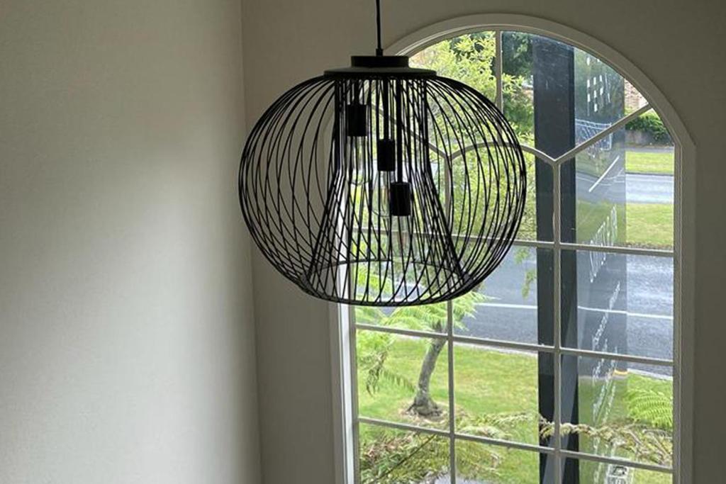 Silver Fern Rotorua Suites & Spa Eksteriør bilde A pendant light
