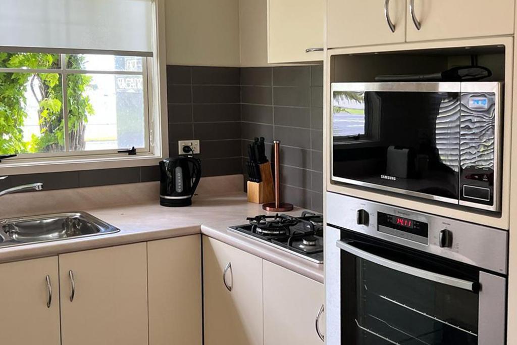 Silver Fern Rotorua Suites & Spa Eksteriør bilde A modern Australian kitchen