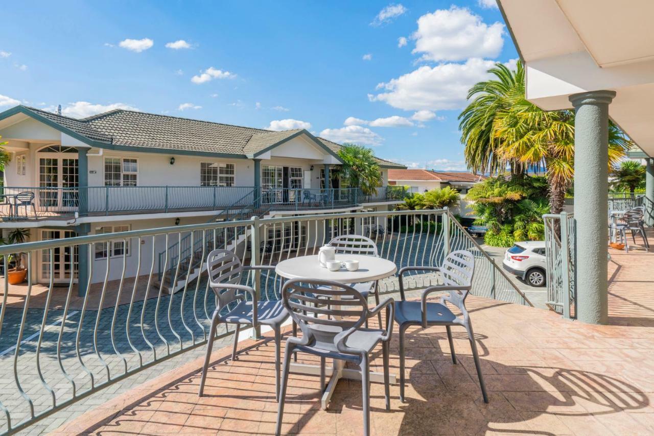 Silver Fern Rotorua Suites & Spa Eksteriør bilde A balcony at a motel in Australia