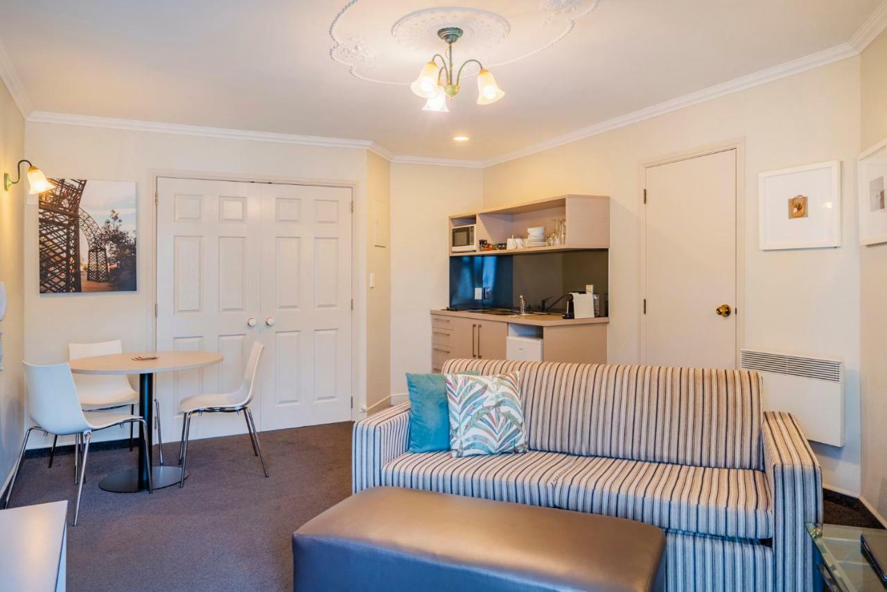 Silver Fern Rotorua Suites & Spa Eksteriør bilde A typical studio apartment