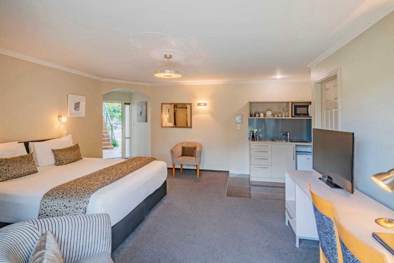 Silver Fern Rotorua Suites & Spa Eksteriør bilde A typical studio apartment
