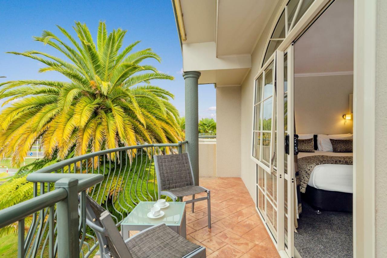 Silver Fern Rotorua Suites & Spa Eksteriør bilde A balcony at the hotel