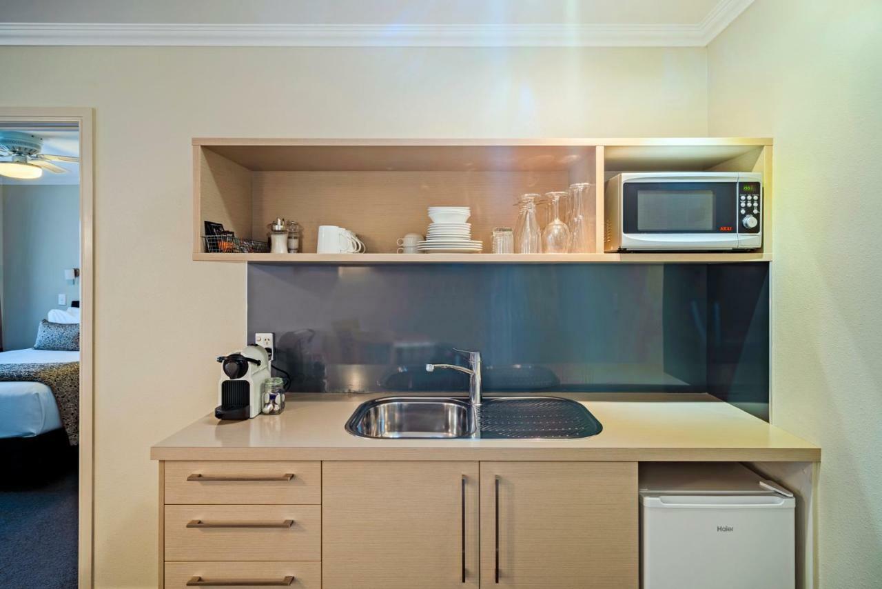 Silver Fern Rotorua Suites & Spa Eksteriør bilde A kitchenette in a hotel room