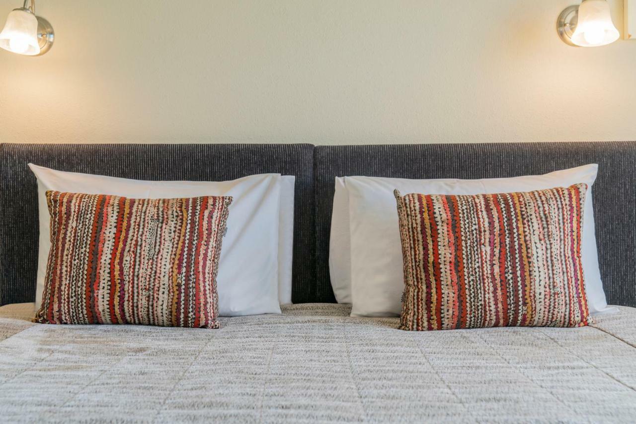 Silver Fern Rotorua Suites & Spa Eksteriør bilde Two cushions on a bed